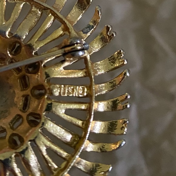 Vintage signed Lisner AB crystal and gold tone brooch - Picture 5 of 5